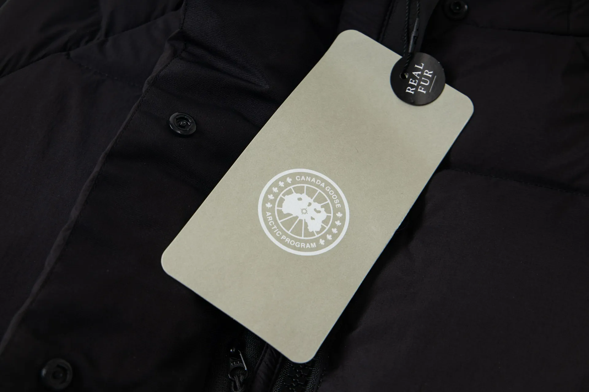 P770 model number: G124 Canada Goose PASTELS series new Parker couple's hooded down jacket 1️⃣The fabric is made of soft EnduraLuxe fabric, which enhances the durability of easy-to-wear parts, is lightweight and durable; the inner liner is made of anti-velvet gallbladder, which is comfortable and soft without velvet. It has a detachable hood, can be adjusted in two directions, and is also filled with down, which brings greater softness and wrapping around the head and neck, and is full of warmth. This parka features white trim on the back and sides, and the hardware locks are all original and custom-made to match the muted fabric color. Goose label: The official website’s new series of silicone material labels, non-embroidery labels. 2️⃣It is very youthful and energetic, and can be easily worn by both men and women. It is very in line with the fashion aesthetic concepts of today's young people! 3️⃣ A full set of customized accessories, complete with three standards, same style for men and women, a must-have for couples! Color: black, white, pink, stone gray, water-soluble blue Size: XS, S, M, L